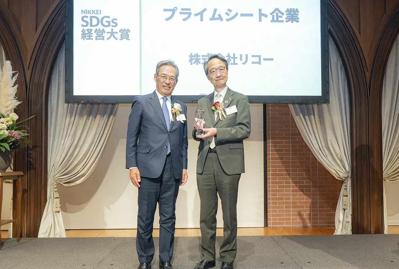 Award ceremony: Nikkei Inc. President and CEO Tsuyoshi Hasebe (left) and Ricoh President and CEO Akira Oyama (right)